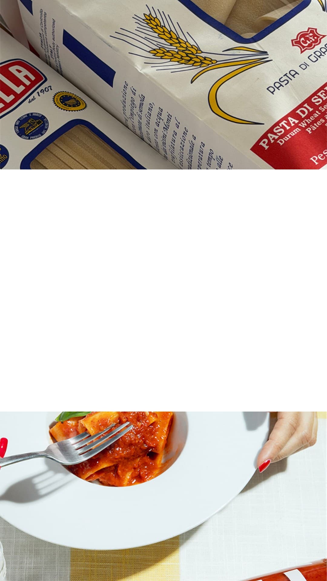 왼쪽에 파엘라 파스타 봉지, 오른쪽 노란 체크 식탁보 위에 토마토소스 파케리 한 접시와 카사마라조 나폴리 토마토소스 캔
